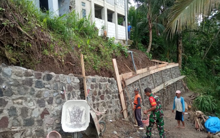 Babinsa Desa Tileng Bersama Warga Gelar Karya Bakti Pembuatan Talut Balai Desa