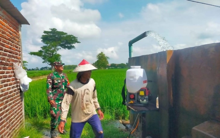 Babinsa Garon Bersama Petani Cek Sumur Pompa untuk Dukung Irigasi Sawah