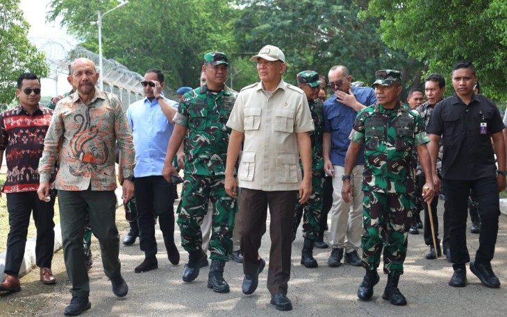 Wakil Kepala Staf Angkatan Darat (Wakasad), Letjen TNI Tandyo Budi R., mendampingi Menteri Pertahanan (Menhan) RI, Sjafrie Sjamsoeddin, dalam Penganugerahan Tanda Kehormatan Veteran Pembela Kemerdekaan Republik Indonesia (Seroja) di Lanud El Tari, Kupang, Nusa Tenggara Timur, Rabu (1/1/2025)