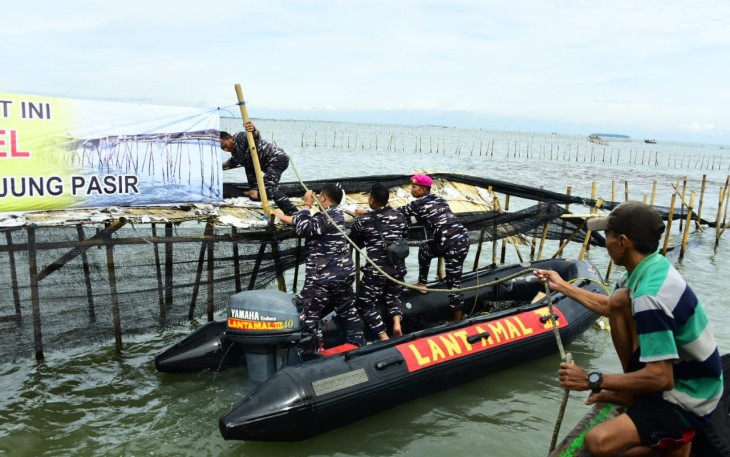 TNI AL Bersama Masyarakat Pesisir Bongkar Pagar Laut Sepanjang 30 KM di Tangerang 