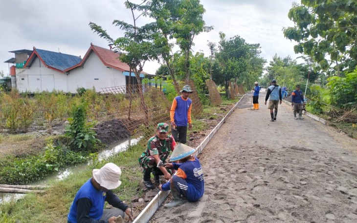 Babinsa Desa Kedungjati Bersama Warga Laksanakan Karya Bakti Perbaikan Jalan