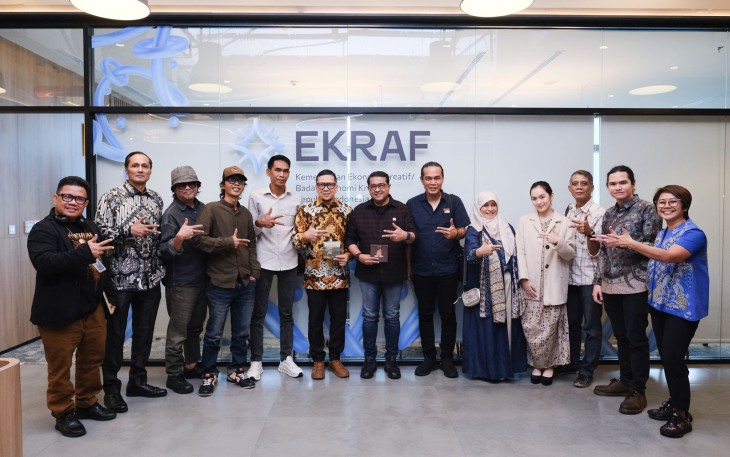 Menteri Ekonomi Kreatif (Ekraf), Teuku Riefky Harsya, menerima kunjungan dari tim Festival Nyanyian Anak Negeri (FNAN) di Gedung Autograph Tower, Thamrin Nine, Jakarta, Rabu, 18 Juni 2025