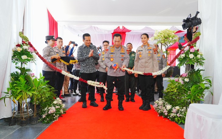 Kapolri Jenderal Polisi Listyo Sigit Prabowo meresmikan Satuan Pelayanan Pemenuhan Gizi (SPPG) Polres Jembrana, Bali, Selasa (17/6/2025)