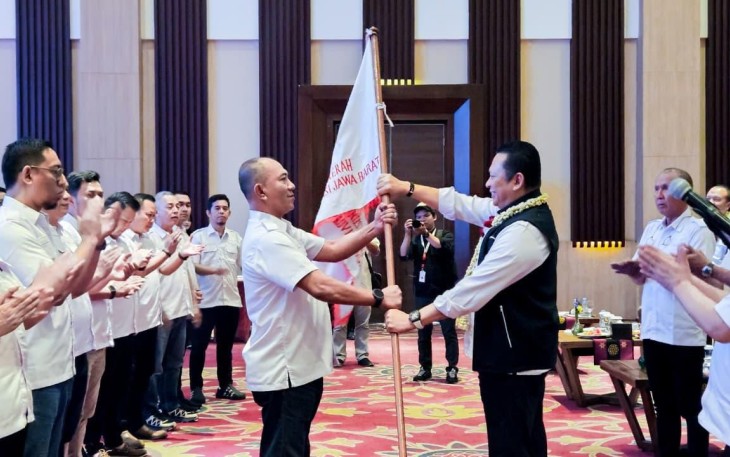  Anggota DPR RI sekaligus Ketua MPR RI ke-15 dan Ketua Umum Asosiasi Perusahaan Perdagangan Barang Distributor Keagenan dan Industri (ARDIN) Indonesia, Bambang Soesatyo Lantik Pengurus ARDIN Indonesia Provinsi Jawa Barat