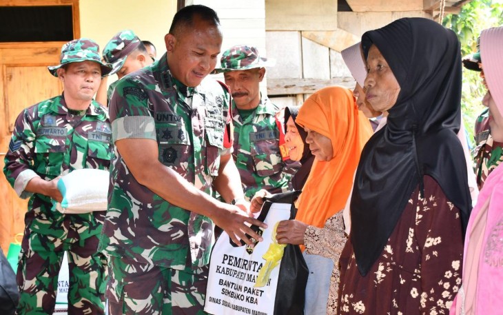 Danrem 081/DSJ Kolonel Arm Untoro Hariyanto menyerahkan bantuan sosial (bansos) kepada warga kurang mampu di Desa Ngranget, Kecamatan Dagangan, Kabupaten Madiun. Kegiatan ini dilakukan dalam rangkaian program TNI Manunggal Membangun Desa (TMMD) ke-125 yang dilaksanakan oleh Kodim 0803/Madiun