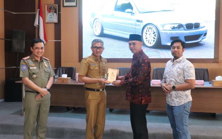 Sekda Karanganyar, Timotius Suryadi, menerima cendera mata dari Ketua Komisi 1 DPRD Batang, Kukuh Fajar Romadhon saat kunjungan kerja di Karanganyar, Senin (8/9/2025)