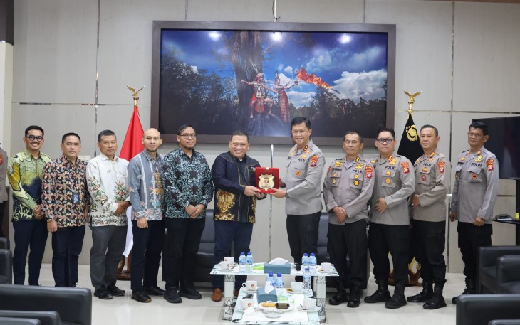 Kapolda Kalteng Irjen Pol Iwan Kurniawan, S.IK., M.Si. menerima audiensi dari Perusahaan Listrik Negara (PLN) Unit Induk Pembangunan Kalimantan Bagian Barat (UIP KLB), di Lobi Mapolda setempat, Selasa (16/9/2025)