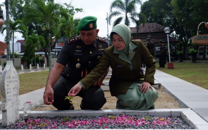 Dandim Pacitan Pimpin Upacara Ziarah dan Tabur Bunga