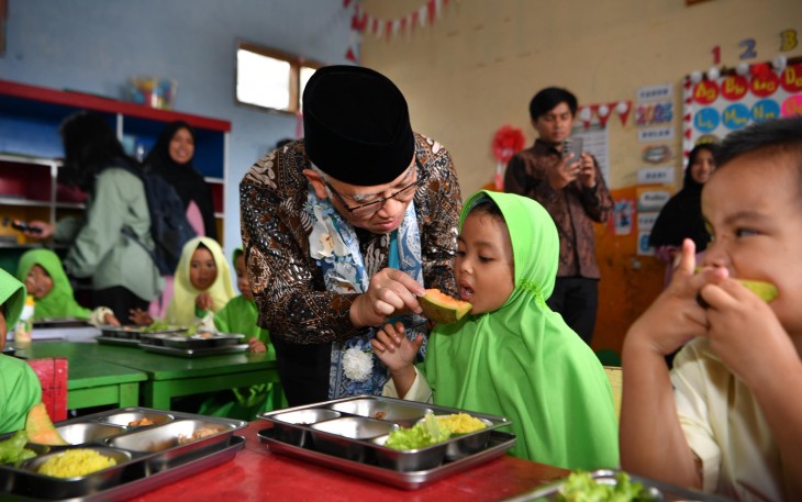Wakil Menteri Pendidikan Dasar dan Menengah (Wamendikdasmen), Atip Latipulhayat, bersama Anggota Komisi X DPR RI Fraksi Partai Amanat Nasional (PAN), Hoerudin Amin, mengunjungi kompleks Pesantren Persis 96 Lempong, Kabupaten Garut, Jawa Barat. Pada kunjungan ini keduanya berkesempatan meninjau progress Revitalisasi Sekolah dan Makan Bergizi Gratis (MBG) di TK Baitul Muttaqin