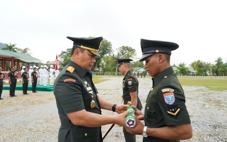  Pangdam XII/Tanjungpura Mayjen TNI Jamallulael, S.Sos., M.Si., berikan apresiasi kepada lulusan terbaik Pendidikan Pertama (Dikmaba) TNI AD TA 2024