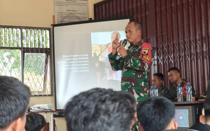  Satgas Pamtas RI-Malaysia Yonzipur 5/ABW melalui Perwira Hukum (Pakum) menggelar kegiatan Penyuluhan Hukum dan Pencegahan Narkoba di SMKN 1 Ketungau Hulu, Kabupaten Sintang, Jum'at (10/1/2024)