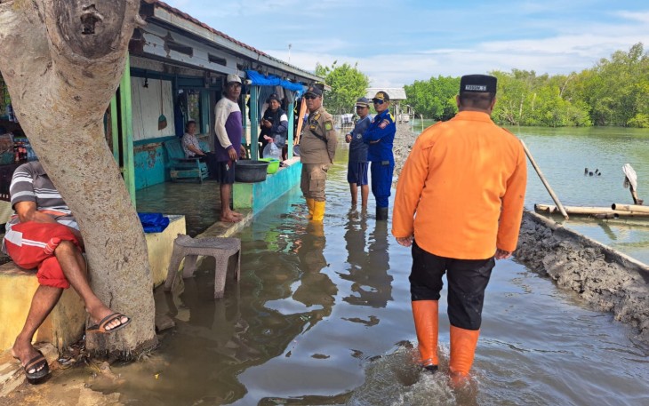  Peristiwa banjir rob melanda wilayah ini pada Jumat (10/1) pukul 06.00 WIB. Adapun wilayah terdampak yakni Desa Mayangan, Legon Wetan, Legon Kulon, Pangarenganm Tegalurung di Kecamatan Legon Kulon dan Desa Anggarsari di Kecamatan Sukasari