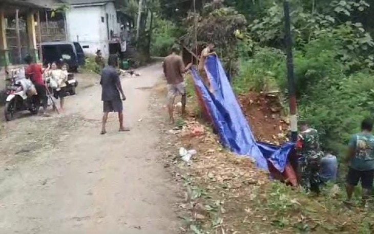 Babinsa Koramil 0801/08 Tulakan Bantu Pasang Terpal