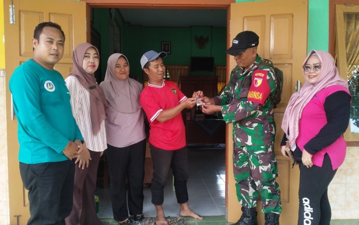 Babinsa dan Puskesmas Berbagi Abate untuk Warga Karanganom