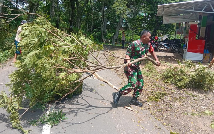 Babinsa Koramil 0805/09 Kendal Bersama Warga Kerja Bakti Pembersihan Lingkungan 