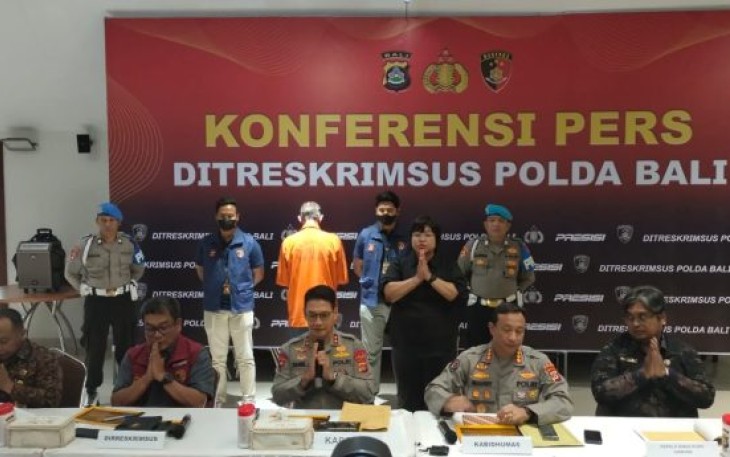 Kapolda Bali Irjen. Pol. Daniel Adityajaya S.H., S.I.K., M.Si Saat Melakukan Konferensi Pers Penetapan Tersangka WNA Jerman Atas Alih Fungsi Lahan 