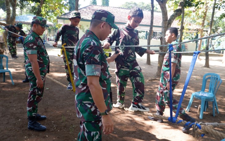 Anggota Kodim 0801/Pacitan Beri Materi Outbound TK Kartika IV- 18 Pacitan