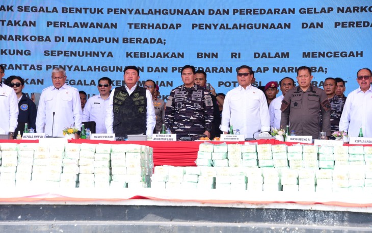 Kepala Staf Angkatan Laut (Kasal) Laksamana TNI Dr. Muhammad Ali saat menghadiri Pemusnahan Barang Bukti Narkotika 2 Ton Sabu oleh BNN RI bersama Masyarakat Kepulauan Riau di Alun-Alun Engku Putri, Kota Batam, Kamis (12/6)