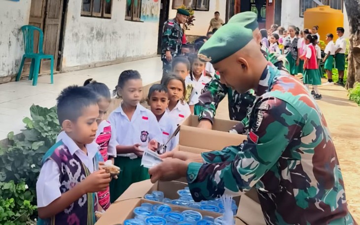 Satgas Pamtas Pos Maubusa Bagikan Bekal Makan Gratis di SD Inpres Beitaus