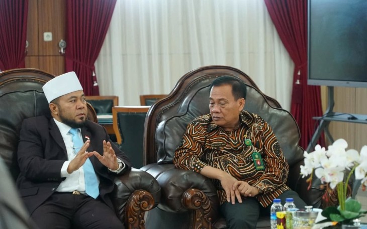Gubernur Bengkulu Helmi Hasan menerima kunjungan kerja Kepala Pengadilan Tinggi (KPT) Bengkulu yang baru, Arifin, di ruang kerja Gubernur, Kamis (12/6/2025)/Foto : MC