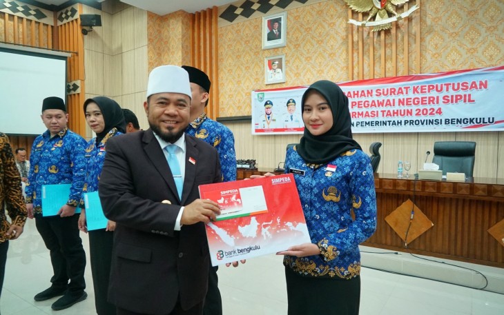 Gubernur Helmi Hasan Serahkan 165 SK CPNS Pemprov Bengkulu /Foto : MC
