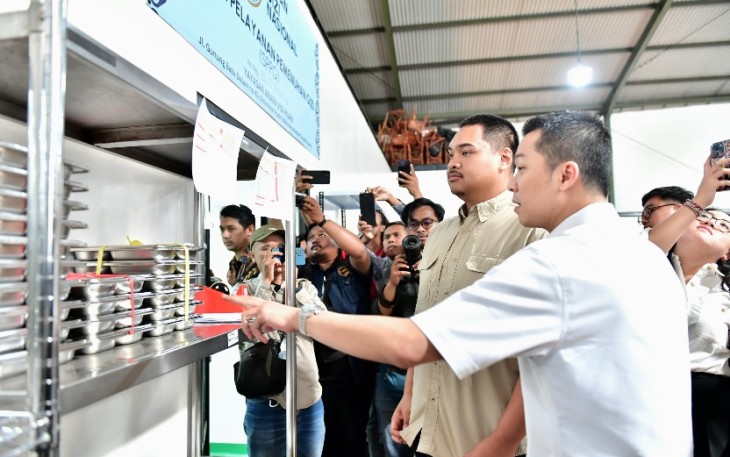Menpora Ario Bimo Nandito Ariotedjo bersama Wamenpora Taufik Hidayat saat meninjau pelaksanaan program MBG di Cimahi, Senin (6/1)