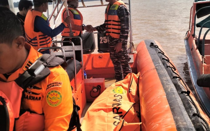 TNI AL Evakuasi Korban Laka Laut di Perairan Trans Jaya 