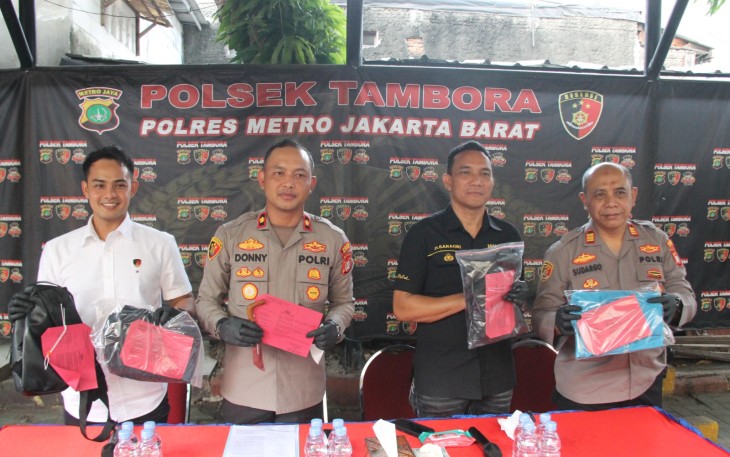 Kapolsek Tambora Polres Metro Jakarta Barat Kompol Donny agung harvida S.E., S.I.K., M.A. didampingi Kanit reskrim Iptu Sudrajat Djumantara S.Tr.K., S.I.K., M.Si. memaparkan kronologi lengkap kasus tersebut