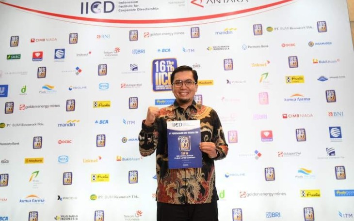 Direktur Manajemen Risiko Eri Surya Kelana, saat menerima penghargaan di Jakarta