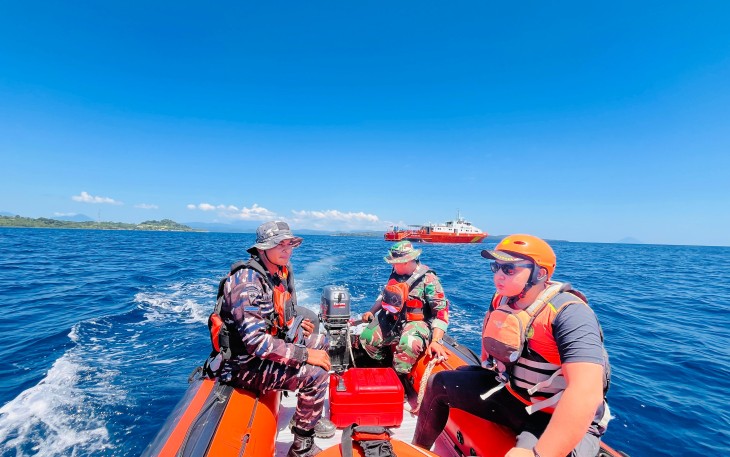 Praka Andri Simbage (tengah) bersama tim saat melakukan pencairan korban KM Barcelona V