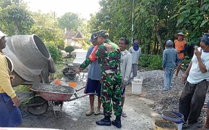 Babinsa Desa Dawuhan Bersama Warga saat Gotong Royong Rabat Jalan