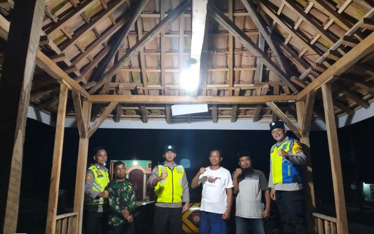 Bhabinkamtibmas Polsek Belitang III Patroli dan Sambang Warga