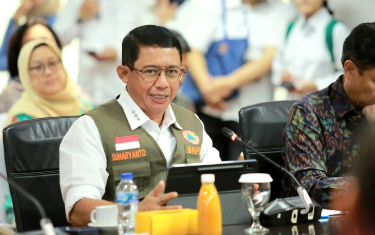 Kepala BNPB Letjen TNI Dr. Suharyanto, S. Sos., M.M., (kemeja putih dengan rompi hijau) memberikan pemaparan dalam Rapat Koordinasi yang digelar di Kantor Kemenko Bidang Infrastruktur dan Pembangunan Kewilayahan, Jakarta, Selasa (14/1).