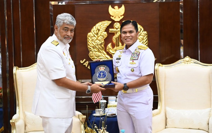 Kepala Staf Angkatan Laut (Kasal) Laksamana TNI Dr. Muhammad Ali didampingi sejumlah Pejabat Utama Mabesal menyambut kunjungan kehormatan Panglima Tentera Laut Diraja Malaysia (Panglima TLDM) Laksamana Datuk Zulhelmy bin Ithnain bertempat di Markas Besar Angkatan Laut (Mabesal), Cilangkap, Jakarta Timur. Rabu (15/01)