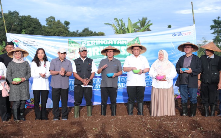 Menteri Desa dan Pembangunan Daerah Tertinggal (Mendes PDT) Yandri Susanto bersama Wakil Mendes PDT Ahmad Riza Patria melakukan penanaman benih jagung di Desa Cisaat. Kecamatan Ciater, Kabupaten Subang, Rabu (15/1/2025)