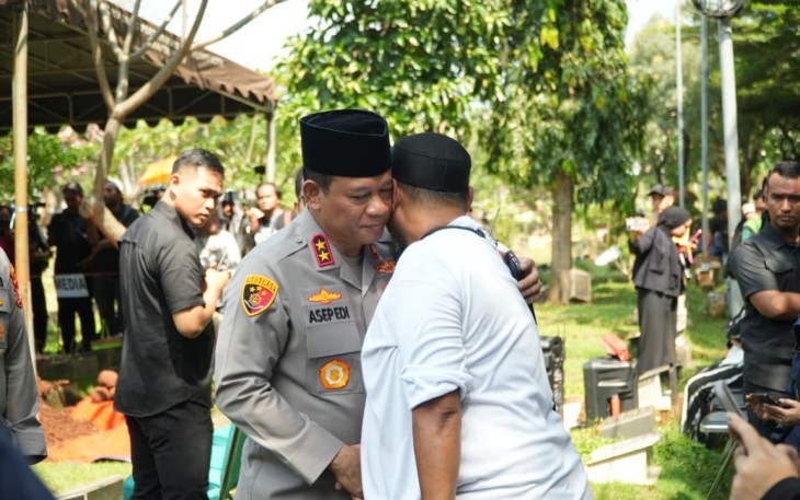  Kapolda Metro Jaya Irjen Pol Asep Edi Suheri menghadiri pemakaman Affan Kurniawan, driver ojek online (ojol) yang tewas mengalami kecelakaan dengan kendaraan taktis (rantis) Brimob, di makamkan di TPU Karet Bivak, Jakarta Pusat, Jumat (29/8/2025)