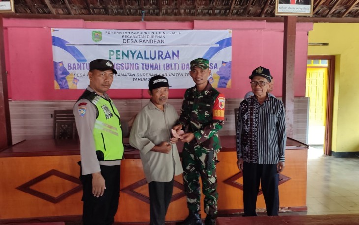 TNI-Polri Dampingi Warga Terima BLT Dana Desa