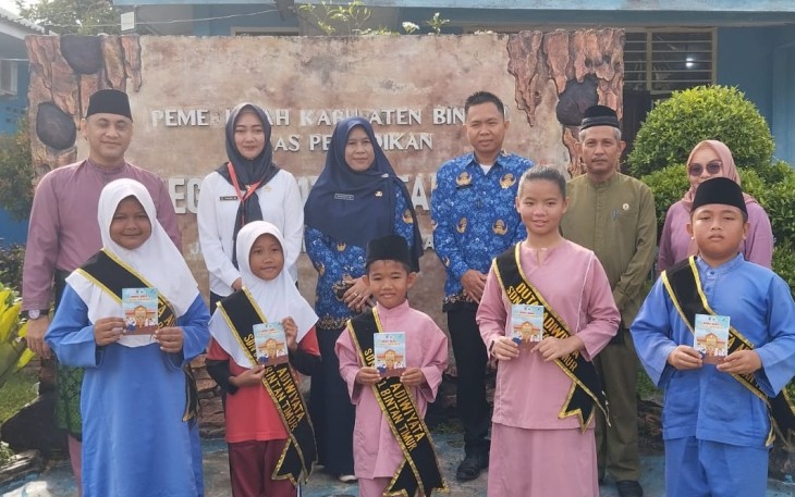 DLH Bintan Bagikan Buku Saku Literasi Lingkungan ke Siswa SD dan SMP di Bintan