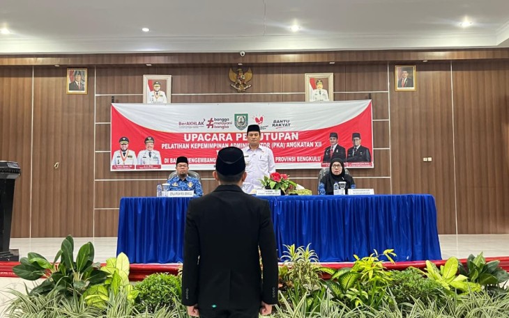 Penjabat Sekretaris Daerah Provinsi Bengkulu, Herwan Antoni, bertindak sebagai inspektur upacara pada penutupan Pelatihan Kepemimpinan Administrator (PKA) Angkatan XII Tahun Anggaran 2025 Provinsi Bengkulu. Kegiatan tersebut berlangsung di Aula Merah Putih Badan Pengembangan Sumber Daya Manusia (BPSDM) Provinsi Bengkulu, Rabu (17/12)