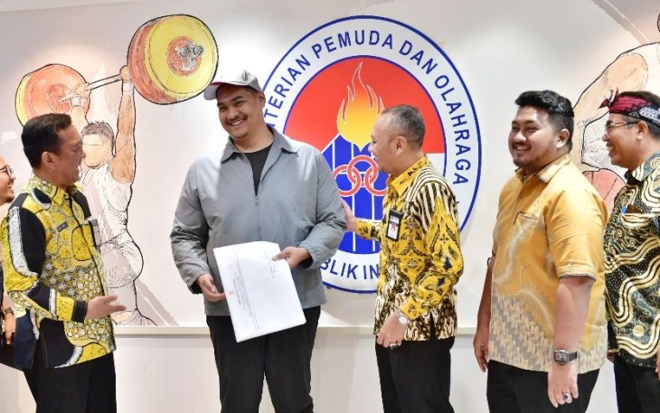Sesmenpora Gunawan Suswantoro saat menerima Wali Kota Tegal, Dedy Yon Supriyono di Ruang Rapat Lantai 10, Kemenpora, Jakarta, Senin (24/3)