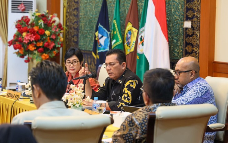 Gubernur Kepulauan Riau, H. Ansar Ahmad (kenakan baju hitam) saat hadiri acara Rilis Berita Resmi Statistik yang membahas indikator ekonomi makro, meliputi inflasi, Nilai Tukar Petani (NTP), perkembangan pariwisata, dan transportasi di Gedung Daerah Tanjungpinang.