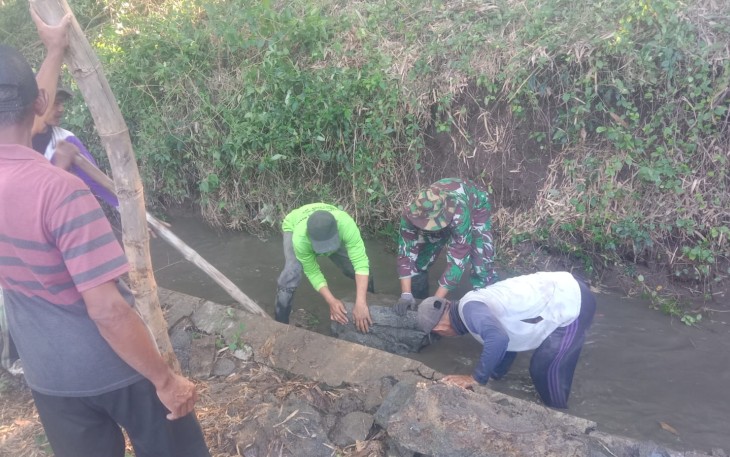 Babinsa Kodim Ponorogo Kerja Bakti Bersihkan Parit Bersama Warga 
