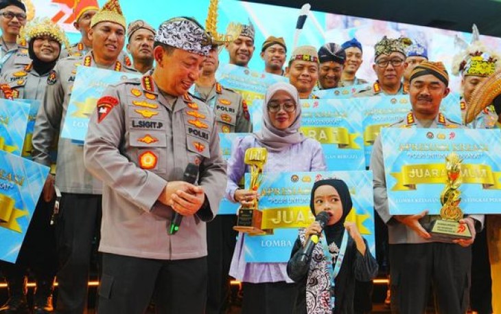 Momen mengharukan terjadi dalam acara Awarding Day Apresiasi Kreasi Polri untuk Masyarakat yang digelar di Auditorium Mutiara PTIK, Jakarta Selatan, Selasa (22/7/2025)