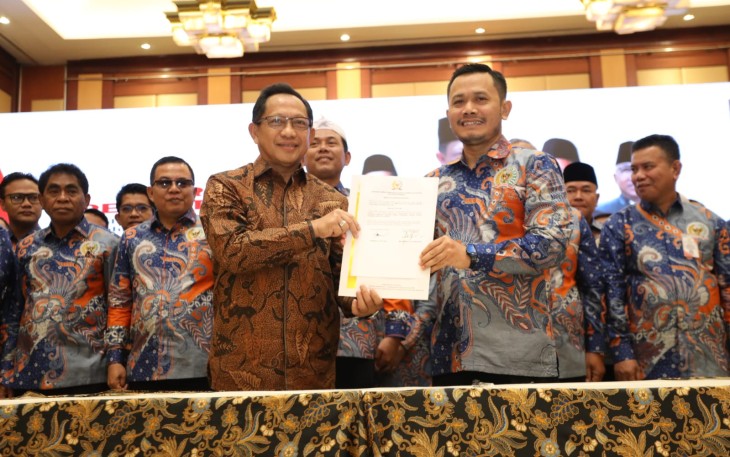  Menteri Dalam Negeri (Mendagri) Muhammad Tito Karnavian mengizinkan pemerintah daerah (Pemda) menggelar rapat di hotel dan restoran, asal tidak berlebihan