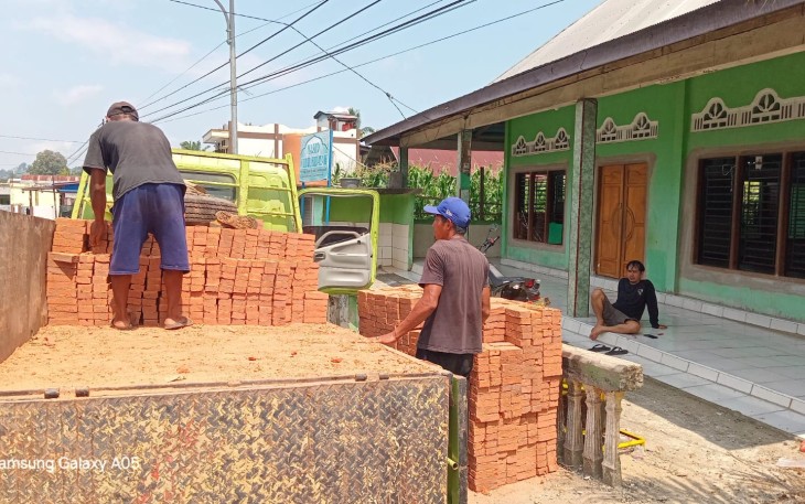  Satgas Pra TMMD Ke-124 Kodim 0408/BS Bantu Angkut Material Batu Bata
