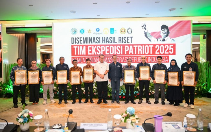 Menteri Transmigrasi M Iftitah Sulaiman Suryanagara saat menutup rangkaian diseminasi hasil riset TEP hasil kolaborasi Kementerian Transmigrasi dengan tujuh perguruan tinggi nasional