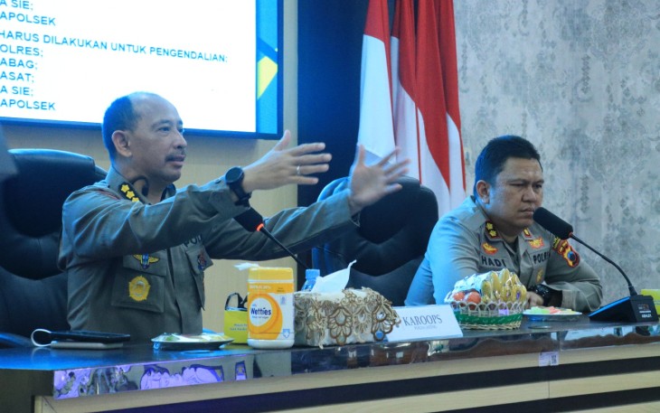 Karoops Polda Jawa Tengah, Kombes Pol Basya Radyananda, memaparkan materi latihan manajemen penanggulangan bencana, di Aula Wira Pratama I Polres Karanganyar, Kamis (12/12/2025)