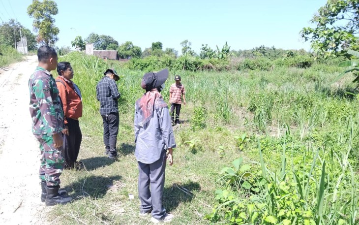 Babinsa Karanganyar Dampingi Survey Lahan Program IRPOM