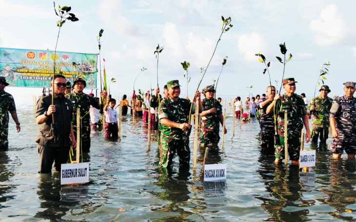 Irdam XIII Merdeka saat menghadiri penanaman Mangrove Serentak di wilayah kabupaten Minahasa Selatan, Sulawesi Utara