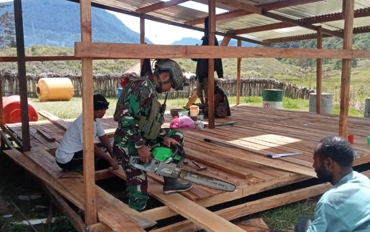 Satgas Yonif 700/WYC Pos Kodim Persiapan Bantu Rehab Rumah Warga di Kampung Wako